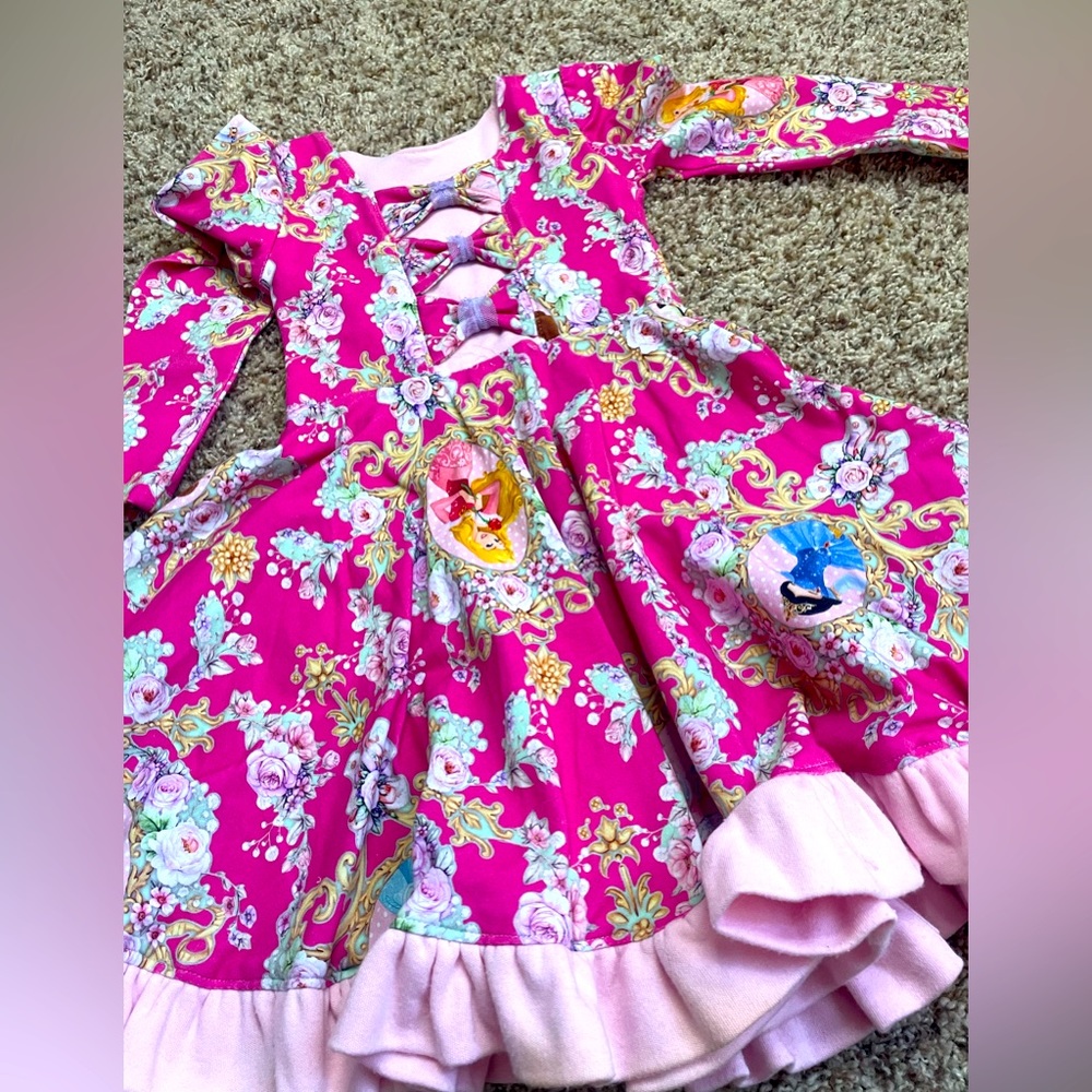 Knit princess dress size 5 some pulling apart at waist see photos